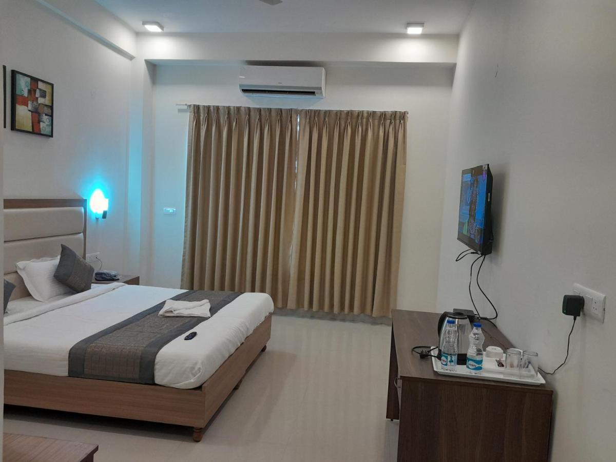 Hotel The Luxem - Behind Ibis Hotel Gurugram 古尔冈 外观 照片
