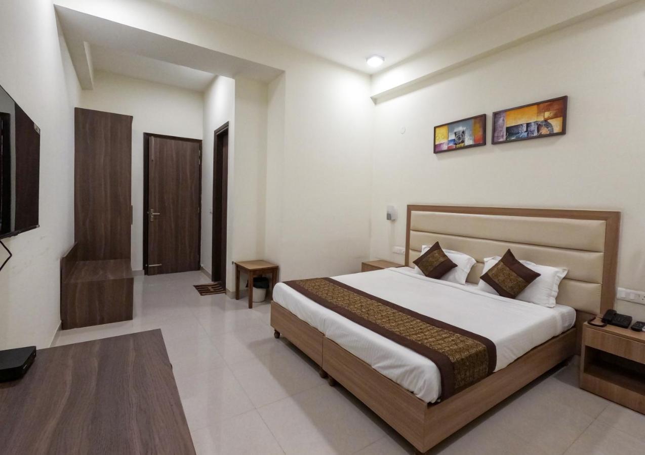 Hotel The Luxem - Behind Ibis Hotel Gurugram 古尔冈 外观 照片