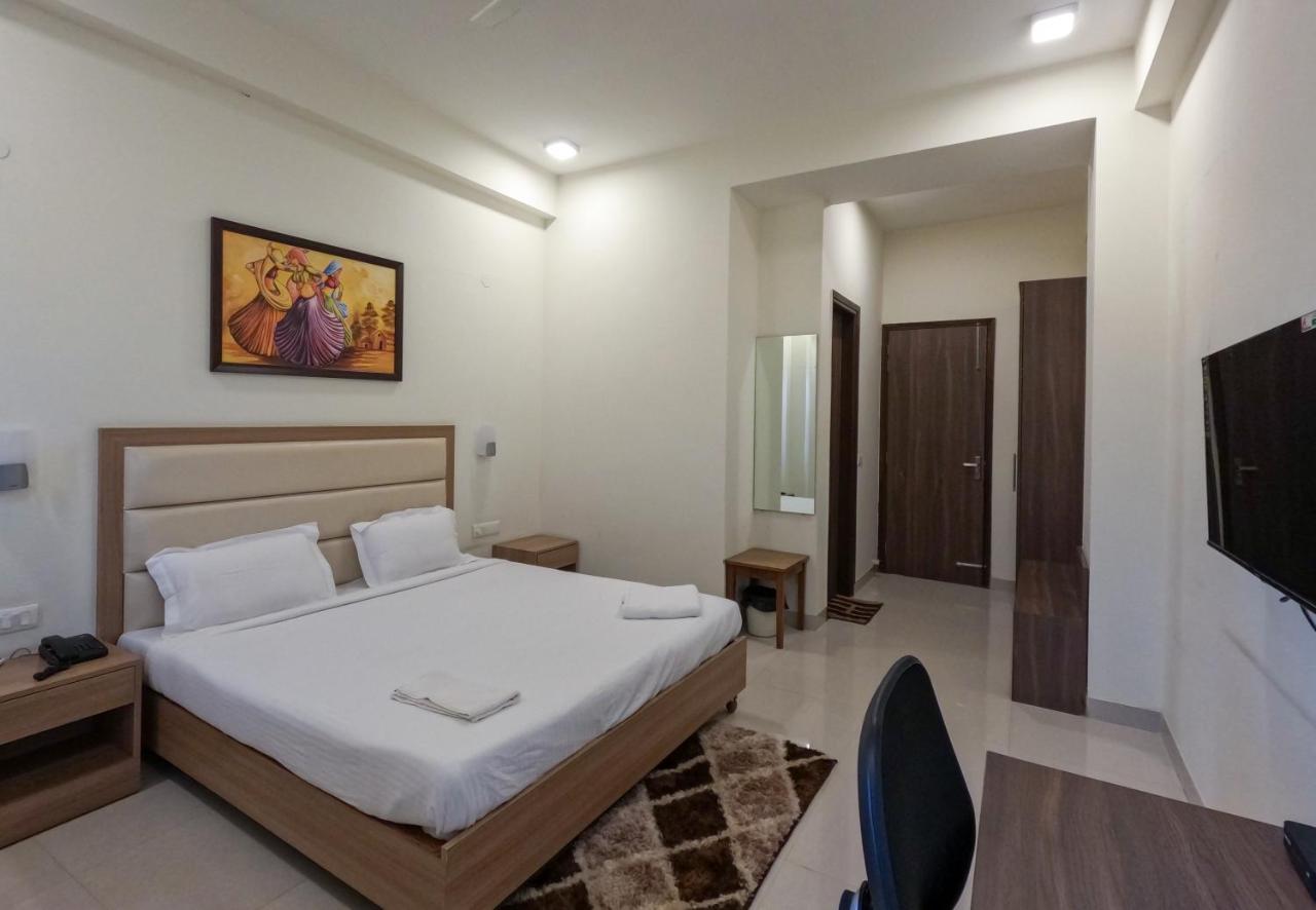 Hotel The Luxem - Behind Ibis Hotel Gurugram 古尔冈 外观 照片