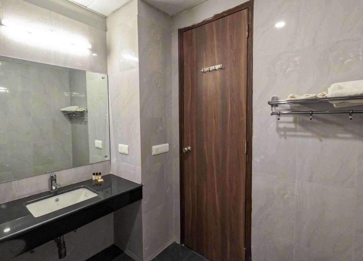 Hotel The Luxem - Behind Ibis Hotel Gurugram 古尔冈 外观 照片