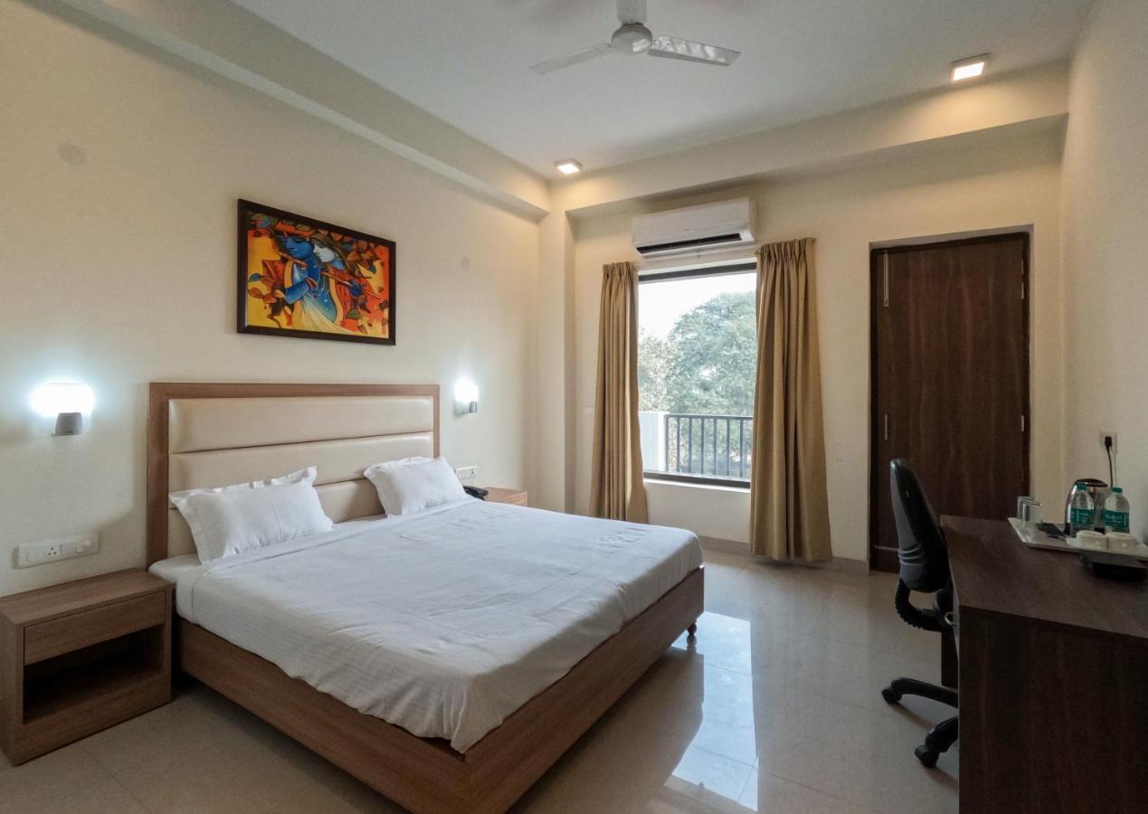 Hotel The Luxem - Behind Ibis Hotel Gurugram 古尔冈 外观 照片